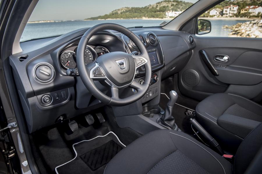 Интерьер Dacia Sandero 2016 года  (фото 20 из 32)